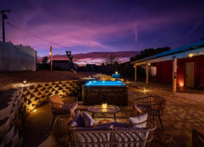 Luxury Joshua Tree Retreat w/ Hot Tub, BBQ & Games